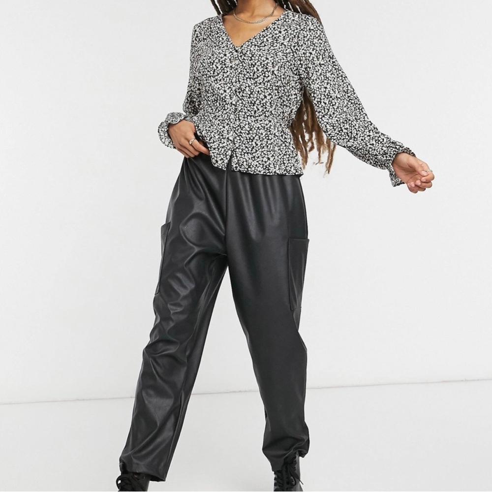 New Look, US 8, UK 12, EU 40, Peplum Hem Tea Blouse in Black Spot